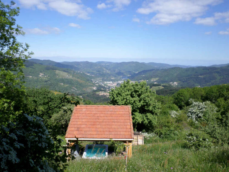 SPA bain à remous avec panorama chez nuitsdycimes maisondhotes atypique pour un weekinsolite avec spa en Rhône alpes proche de lyon et grenoble